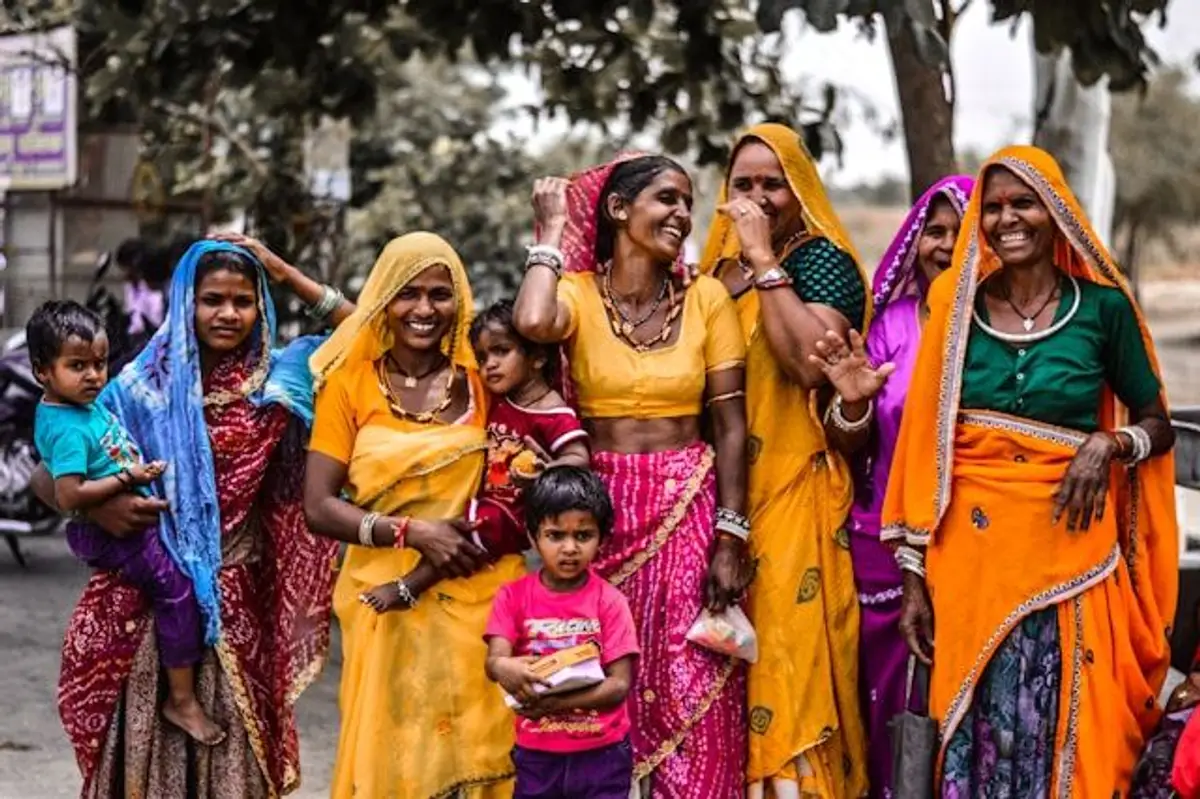 indische Frauen in traditioneller Kleidung mit Kindern