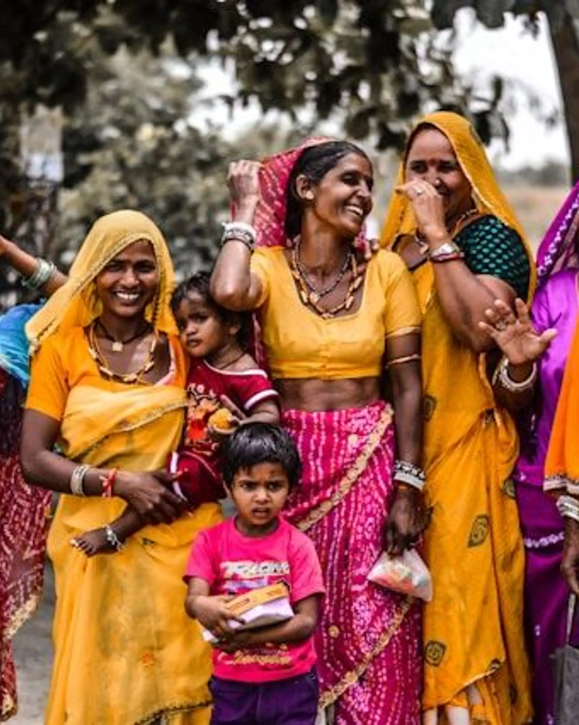 indische Frauen in traditioneller Kleidung mit Kindern