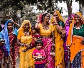 indische Frauen in traditioneller Kleidung mit Kindern