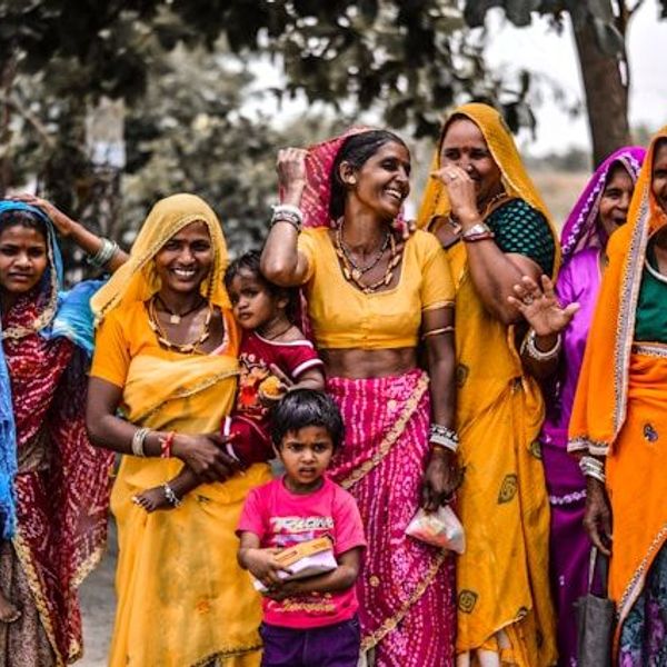 indische Frauen in traditioneller Kleidung mit Kindern