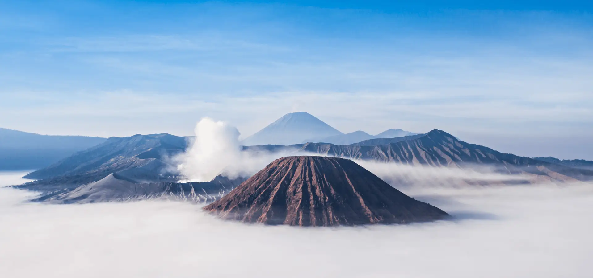 Voyage en Indonésie — lever de soleil sur le mont Bromo à Java avec ascension du cratère et traversée de la mer de sable