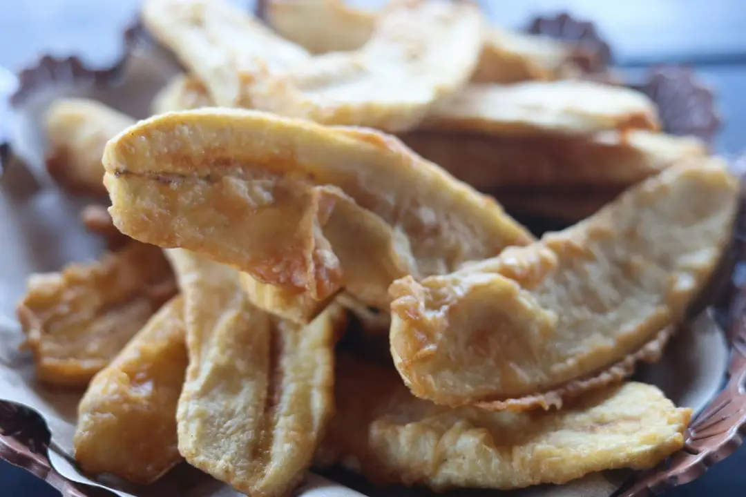 Indonesia food pisang goreng banana-unsplash.jpg