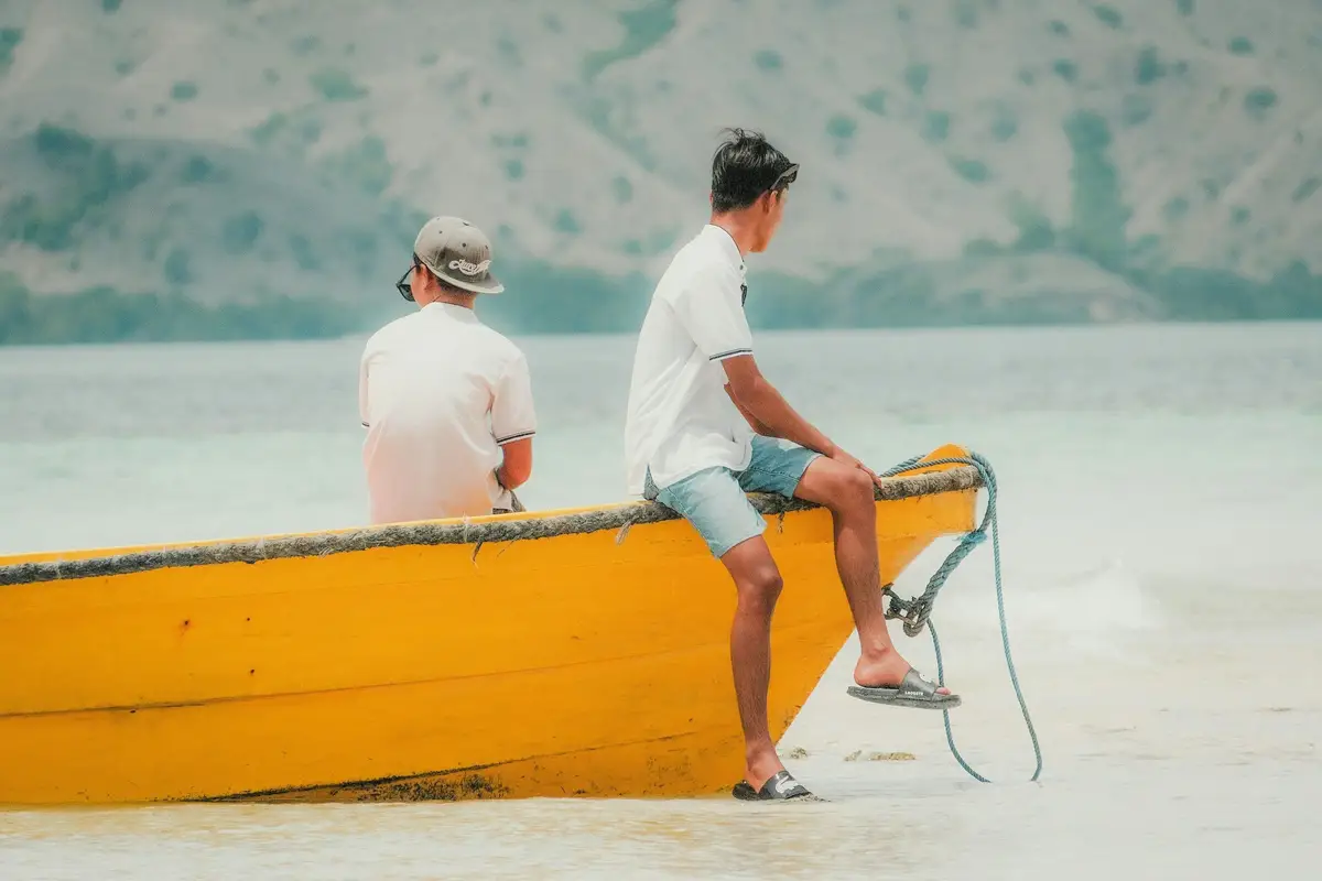 Voyage en Indonésie, Flores : Touristes sur un bateau jaune