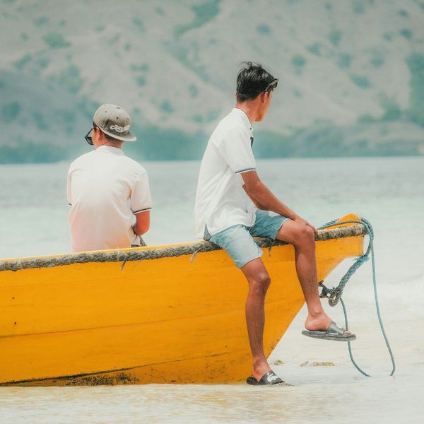 Voyage en Indonésie, Flores : Touristes sur un bateau jaune