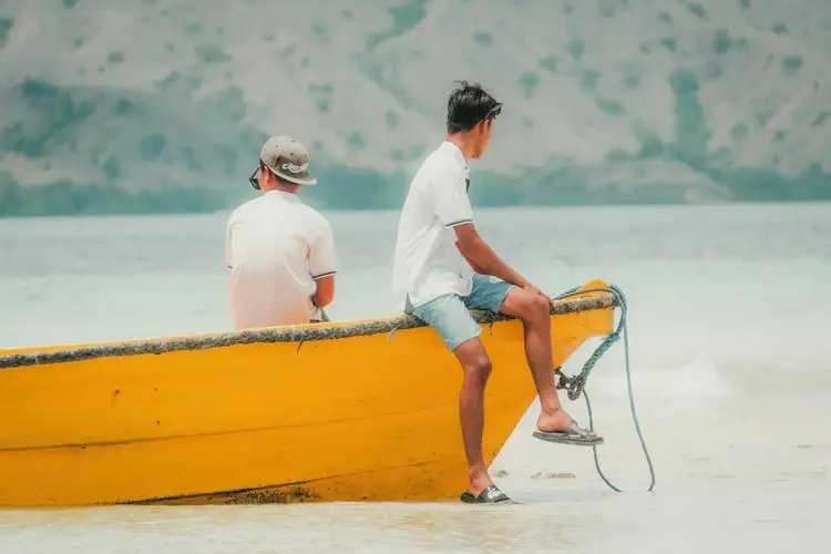 Voyage en Indonésie, Flores : Touristes sur un bateau jaune
