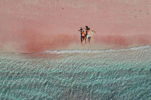 Voyage en Indonésie, Flores : Couple de farniente sur la plage rose de Komodo