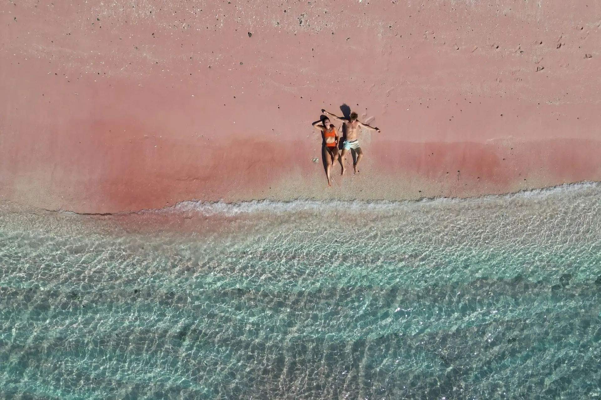 Voyage en Indonésie, Flores : Couple de farniente sur la plage rose de Komodo