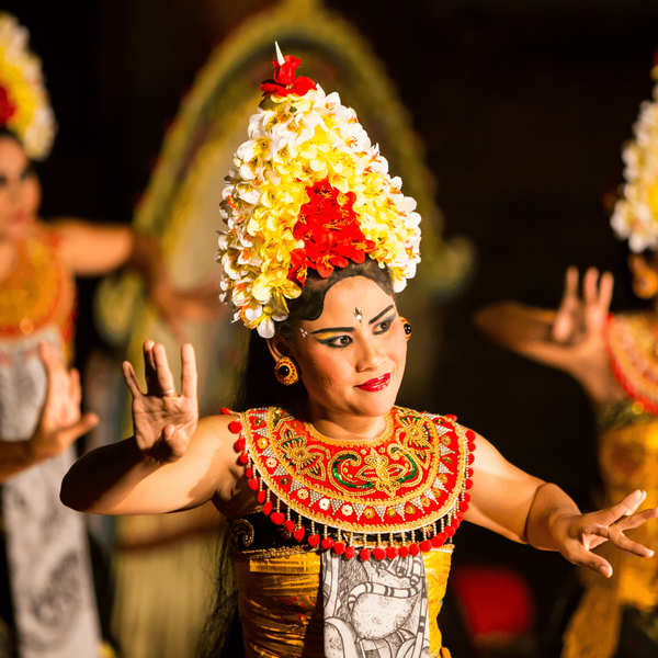 Voyage en Asie — Danseuse balinaise en costume traditionnel lors d’une performance de danse Legong.