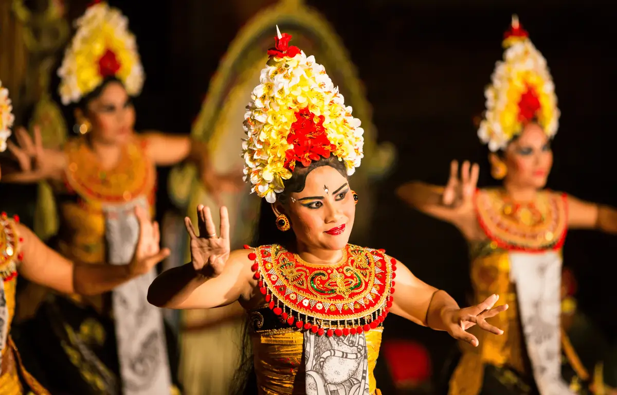 Voyage en Asie — Danseuse balinaise en costume traditionnel lors d’une performance de danse Legong.