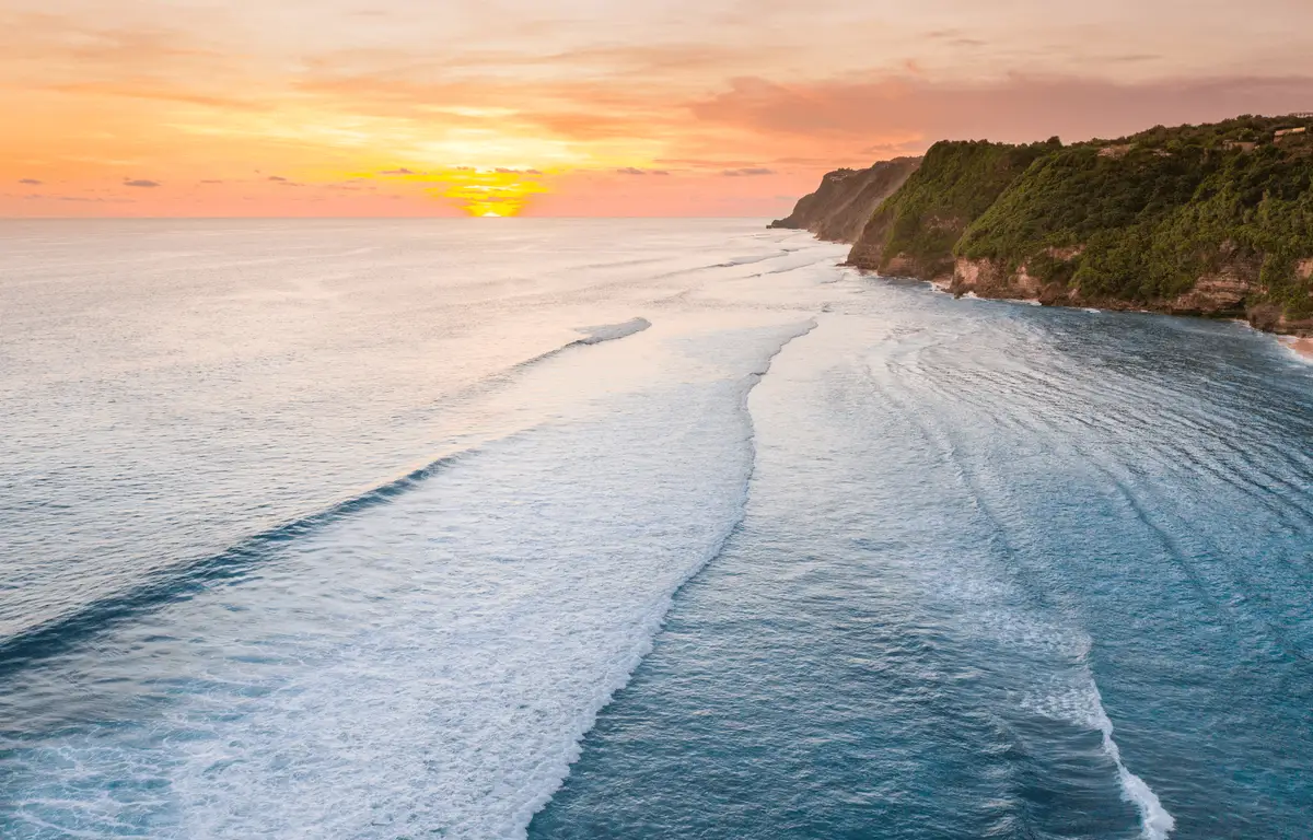 Voyage en Asie — Gros plan d’un Jukung balinais coloré sur une plage tropicale à Bali.