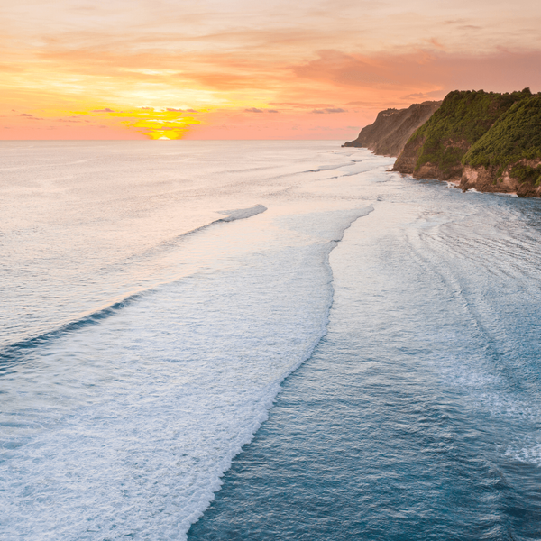 Voyage en Asie — Gros plan d’un Jukung balinais coloré sur une plage tropicale à Bali.