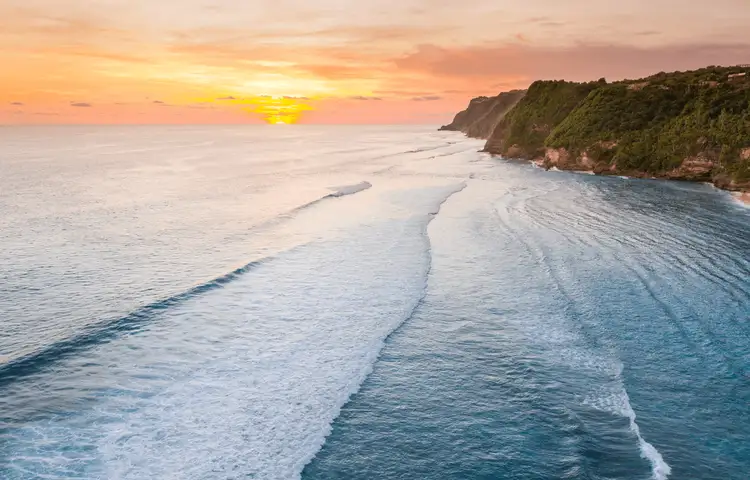 Voyage en Asie — Gros plan d’un Jukung balinais coloré sur une plage tropicale à Bali.