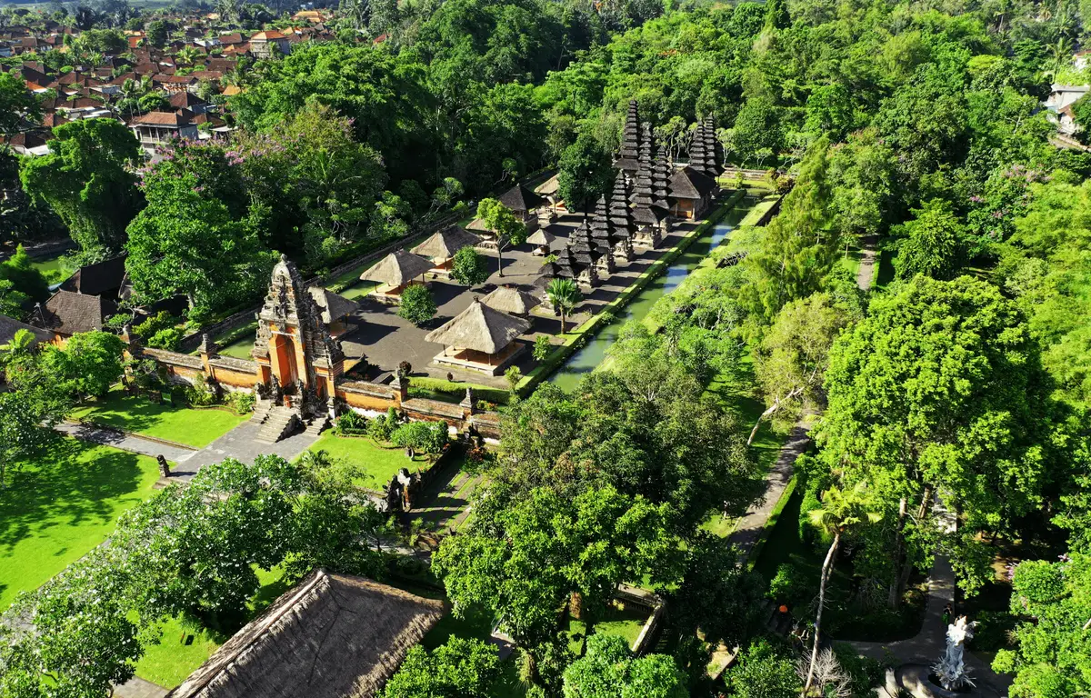 Voyage en Asie — Vue aérienne du Pura Taman Ayun à Bali, avec Meru et douves entourant le temple.
