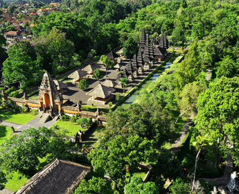 Voyage en Asie — Vue aérienne du Pura Taman Ayun à Bali, avec Meru et douves entourant le temple.