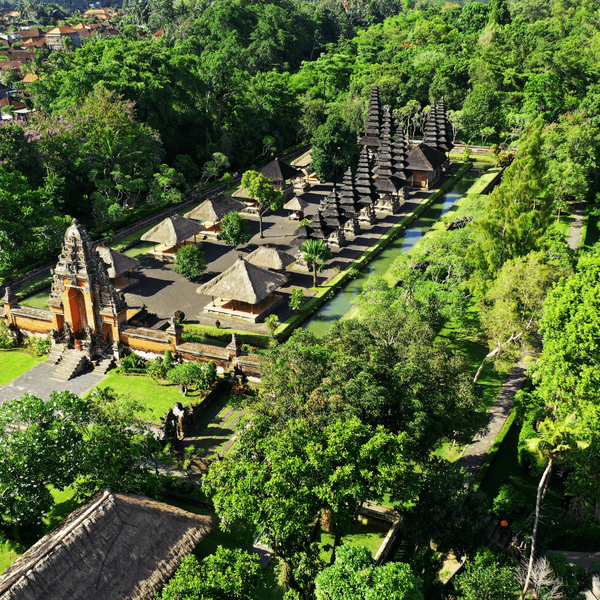 Voyage en Asie — Vue aérienne du Pura Taman Ayun à Bali, avec Meru et douves entourant le temple.