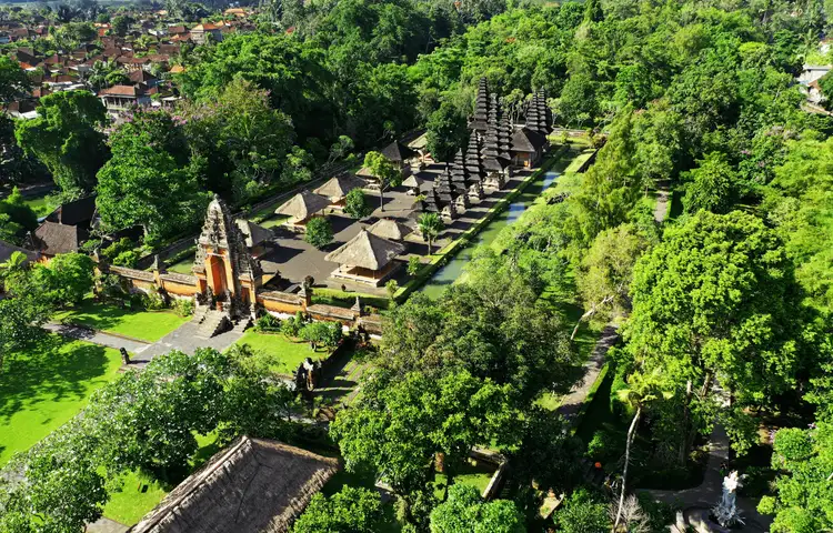 Voyage en Asie — Vue aérienne du Pura Taman Ayun à Bali, avec Meru et douves entourant le temple.