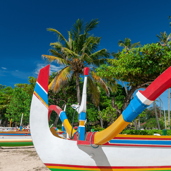 Voyage en Asie — Gros plan d’un Jukung balinais coloré sur une plage tropicale à Bali.