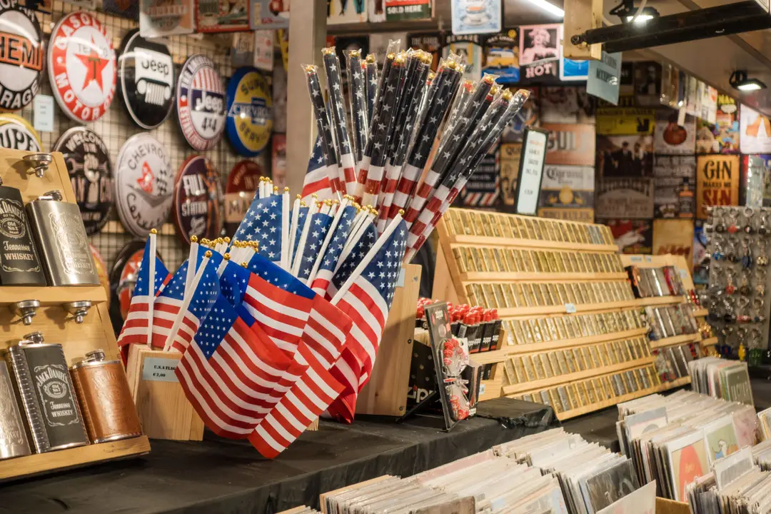 Intérieur d'un magasin avec des drapeaux américains et des souvenirs