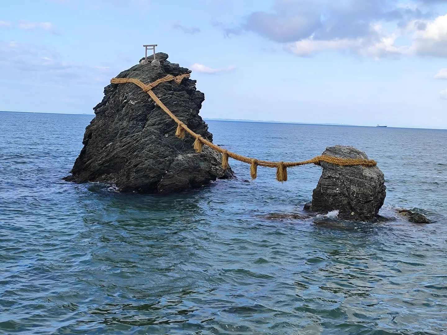 Le couple de rocher dans un sanctuaire entre Tiba et Ise