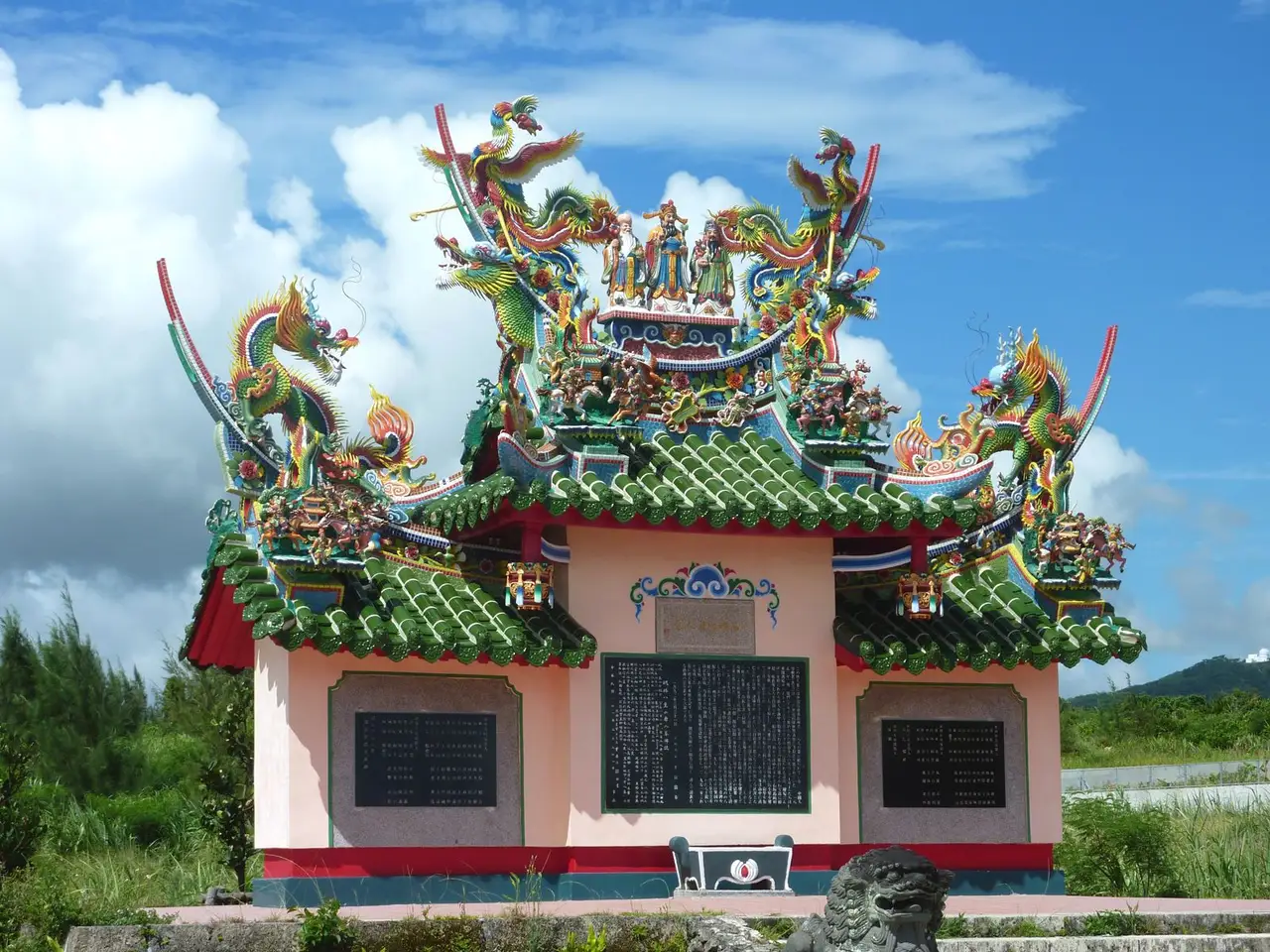 Voyage au Japon — Architecture ornée du mémorial Toujin Tomb, site historique et spirituel sur l'île d'Ishigaki à Okinawa.