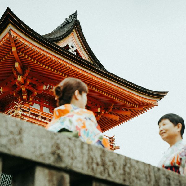 Femme en tenue japonaise au temple