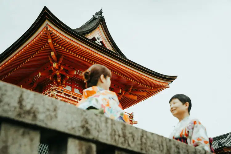 Femme en tenue japonaise au temple
