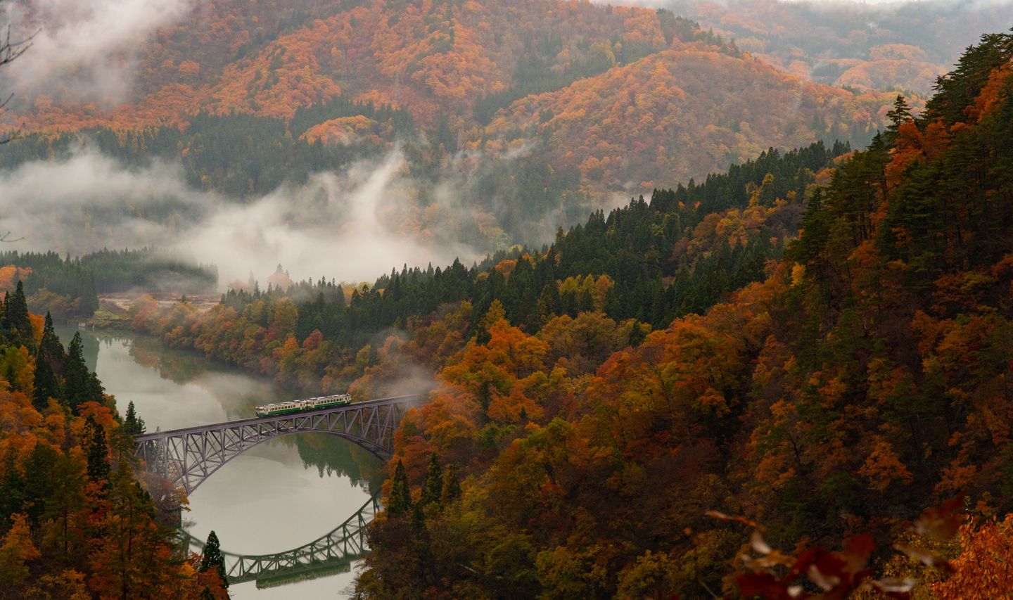 Voyage en Asie — train japonais Shinkansen ou train local traversant paysages du Japon pour une expérience ferroviaire unique