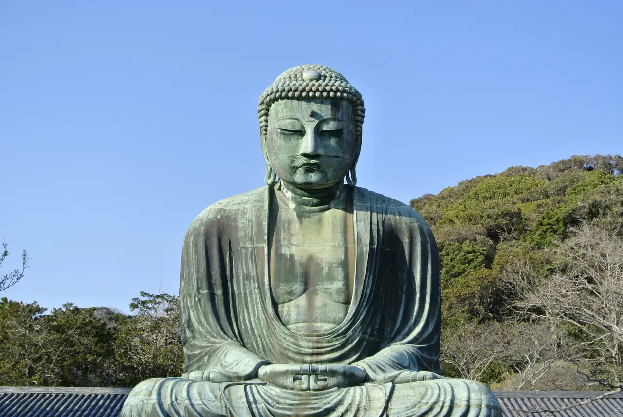 Voyage en Asie – La statue monumentale en bronze du Grand Bouddha assis en plein air au temple Kotoku-in à Kamakura au Japon.