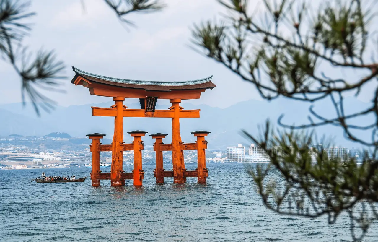 Voyage en Asie – grand torii flottant du sanctuaire d’Itsukushima à Miyajima