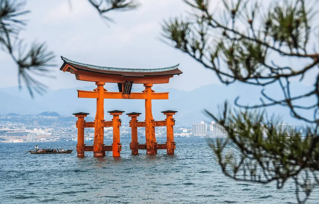 Voyage en Asie – grand torii flottant du sanctuaire d’Itsukushima à Miyajima