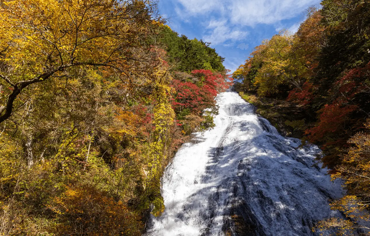 Chute d'eau de Ryuzu (Ryuzu Falls) à Nikko entourée des couleurs flamboyantes de l'automne japonais, une étape nature incontournable recommandée par les experts Shanti Travel pour les photographes et randonneurs.