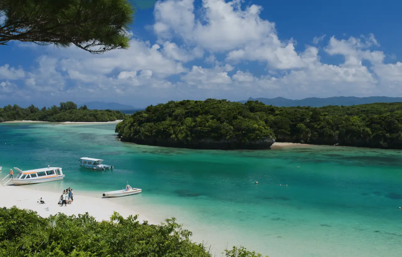 Voyage au Japon — Vue panoramique sur les eaux émeraude et les îlots de la baie de Kabira à Ishigaki, archipel d'Okinawa.