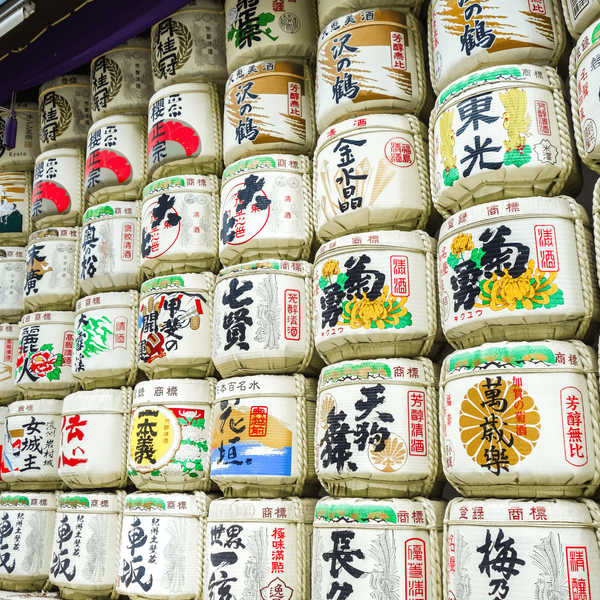 Splendeur de l'automne au jardin Shinjuku Gyoen à Tokyo avec les érables rouges (Momiji) et la tour NTT Docomo en arrière-plan, une expérience de voyage zen recommandée par Shanti Travel.