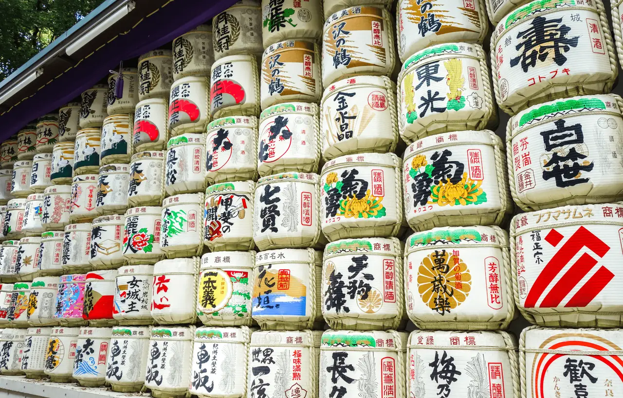 alignement de barils de sake traditionnels en paille decores de kanjis au sanctuaire meiji jingu a tokyo