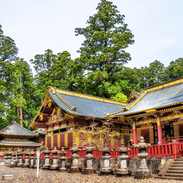 Façades richement décorées d'or et de sculptures du sanctuaire Nikko Toshogu, site classé à l'UNESCO, exploré lors d'une étape historique avec les experts locaux de Shanti Travel.