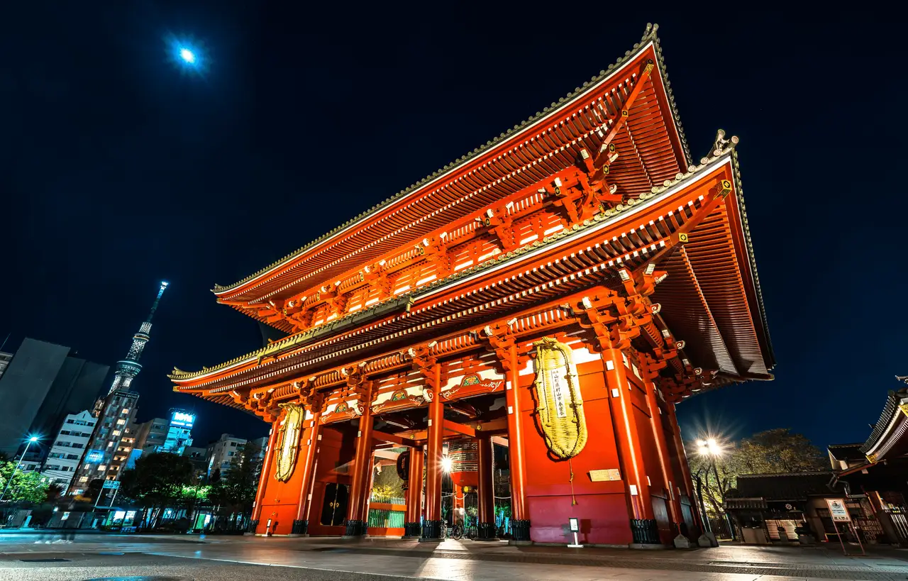 Traditioneller rot beleuchteter Tempel in Asakusa bei Nacht in Tokio Japan