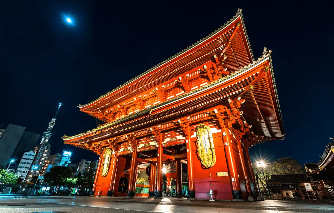 Temple traditionnel illuminé de nuit à Asakusa, Tokyo