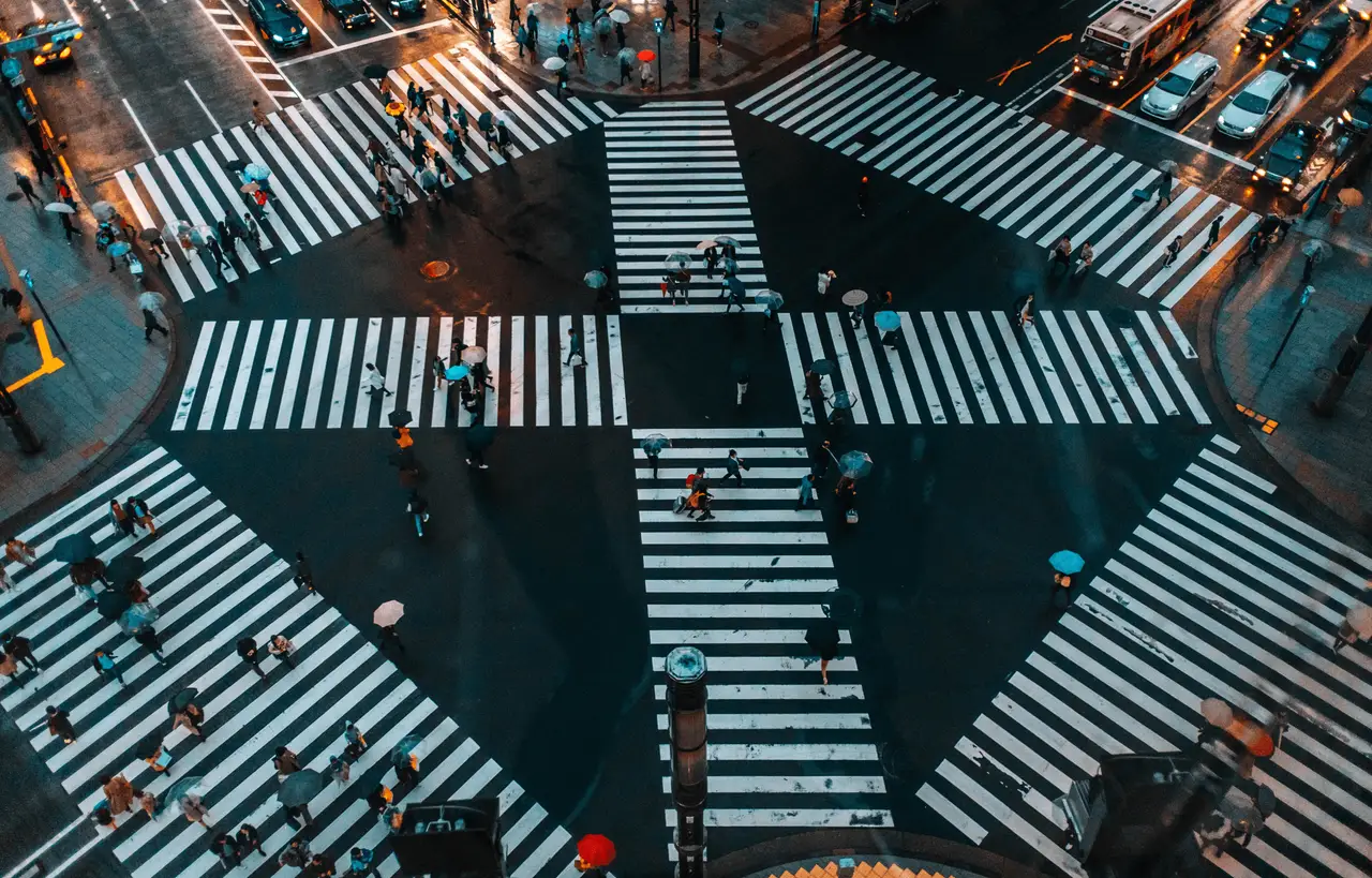 Voyage en Asie – Vue aérienne nocturne du célèbre passage piéton de Shibuya illuminé à Tokyo au Japon.