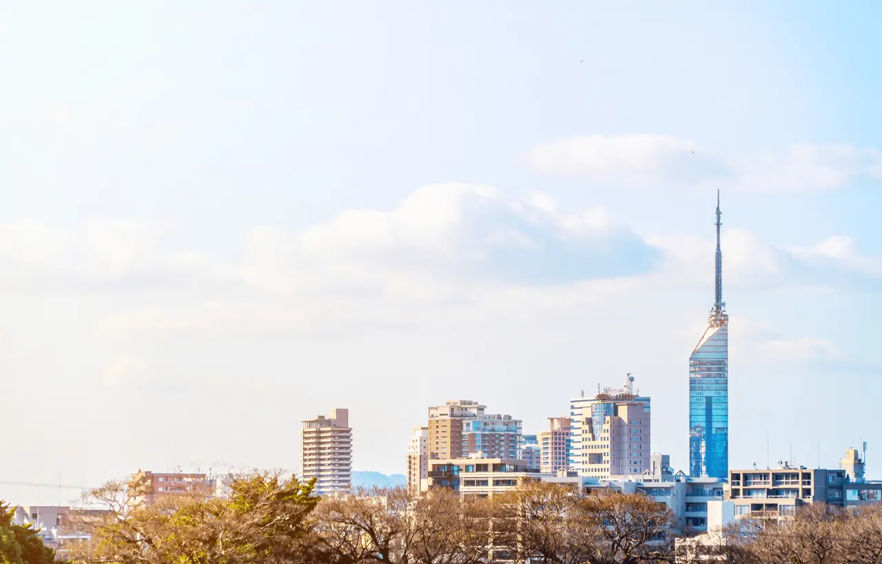 Der moderne Fukuoka Tower vor blauem Himmel am Tag in Fukuoka Japan