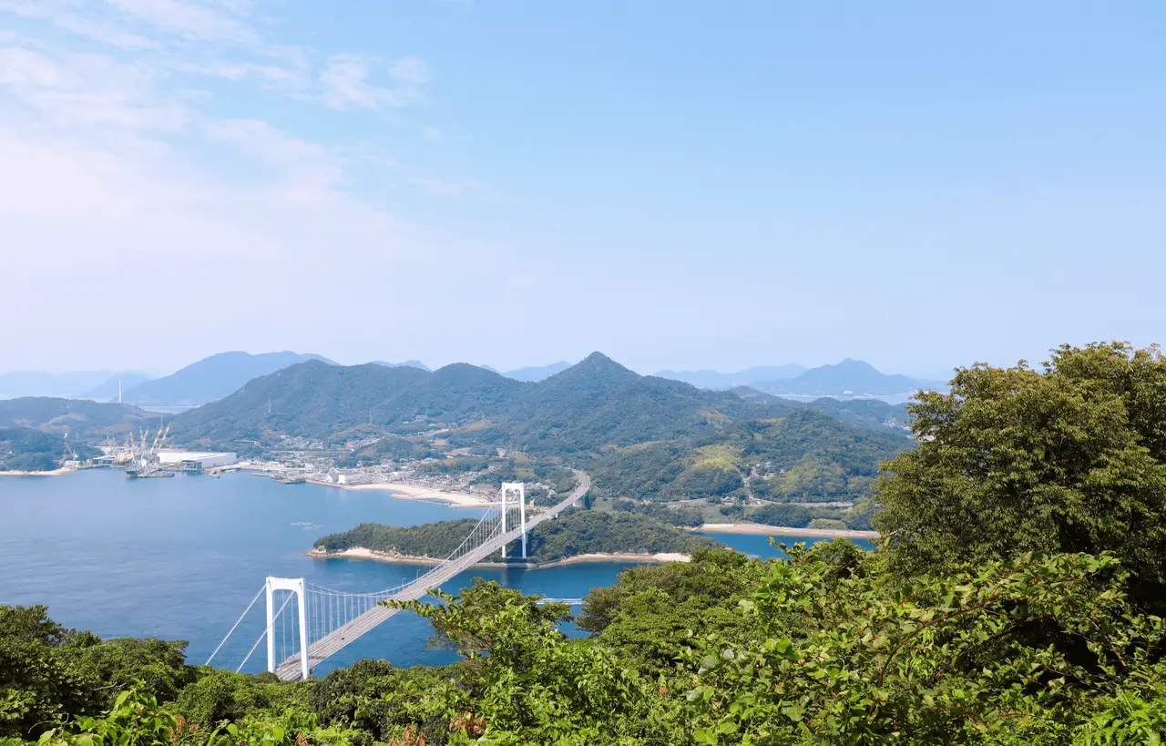 Panoramablick auf die Hakata-Oshima-Brücke und die Inseln des Seto-Binnenmeers an der Shimanami Kaido