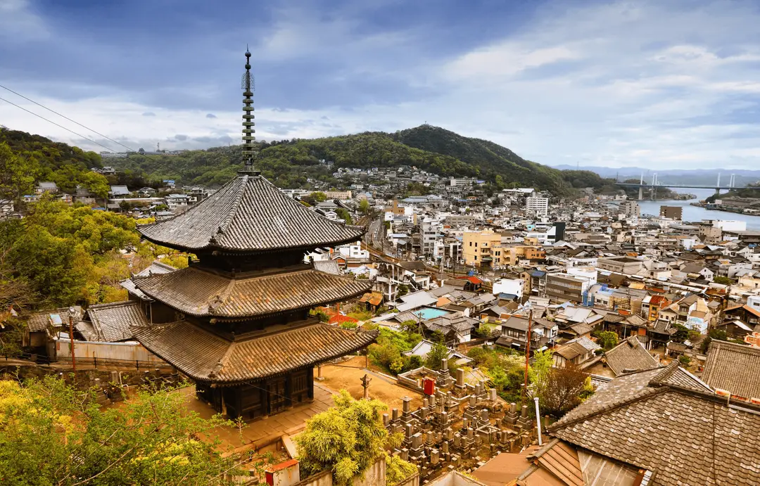 Blick auf die traditionelle dreistöckige Pagode des Senko-ji Tempels über der Stadt Onomichi und dem Seto-Binnenmeer