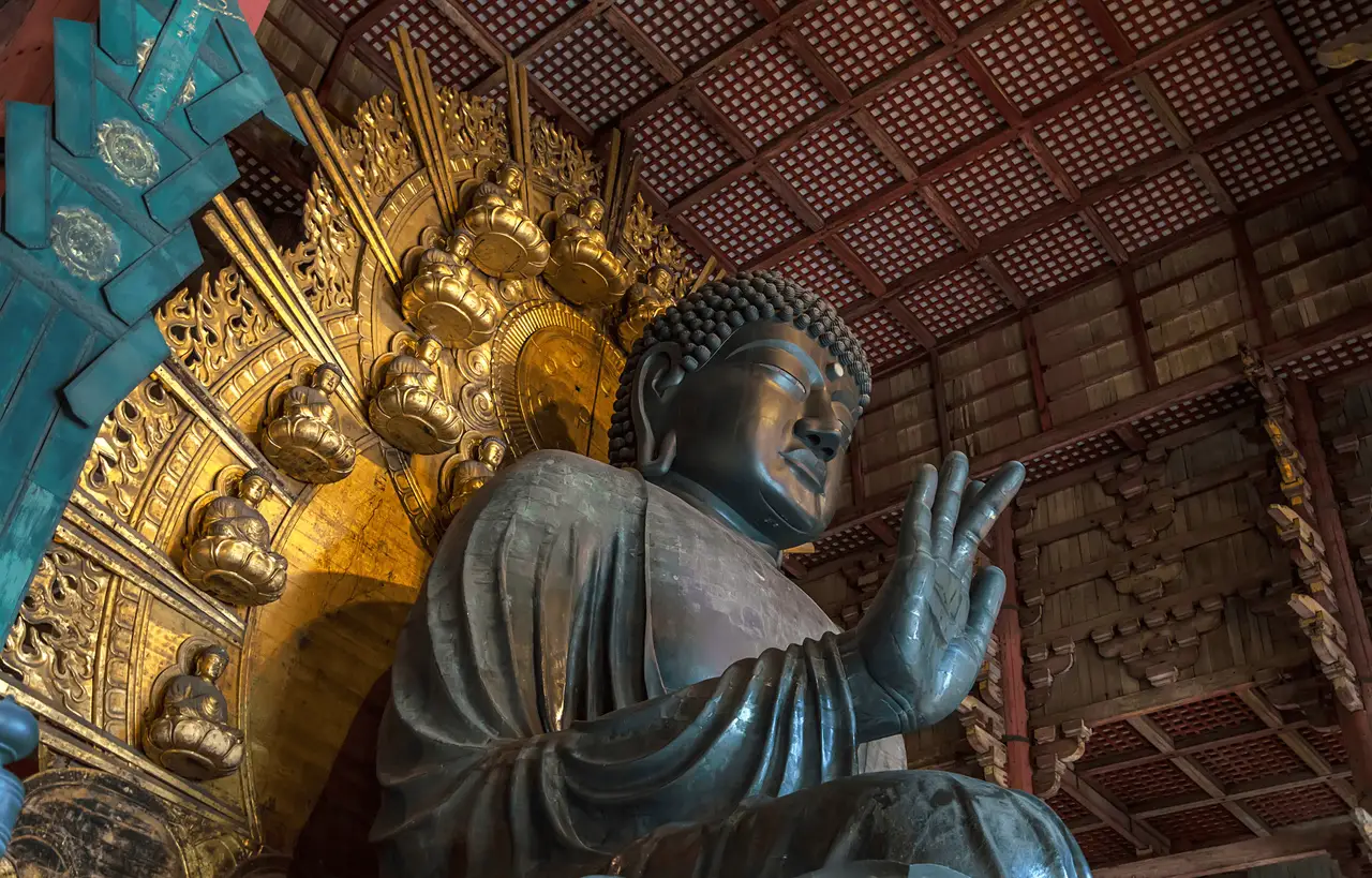 Die bronzene Daibutsu Großer Buddha Statue im Inneren des Todai-ji Tempels in Nara Japan