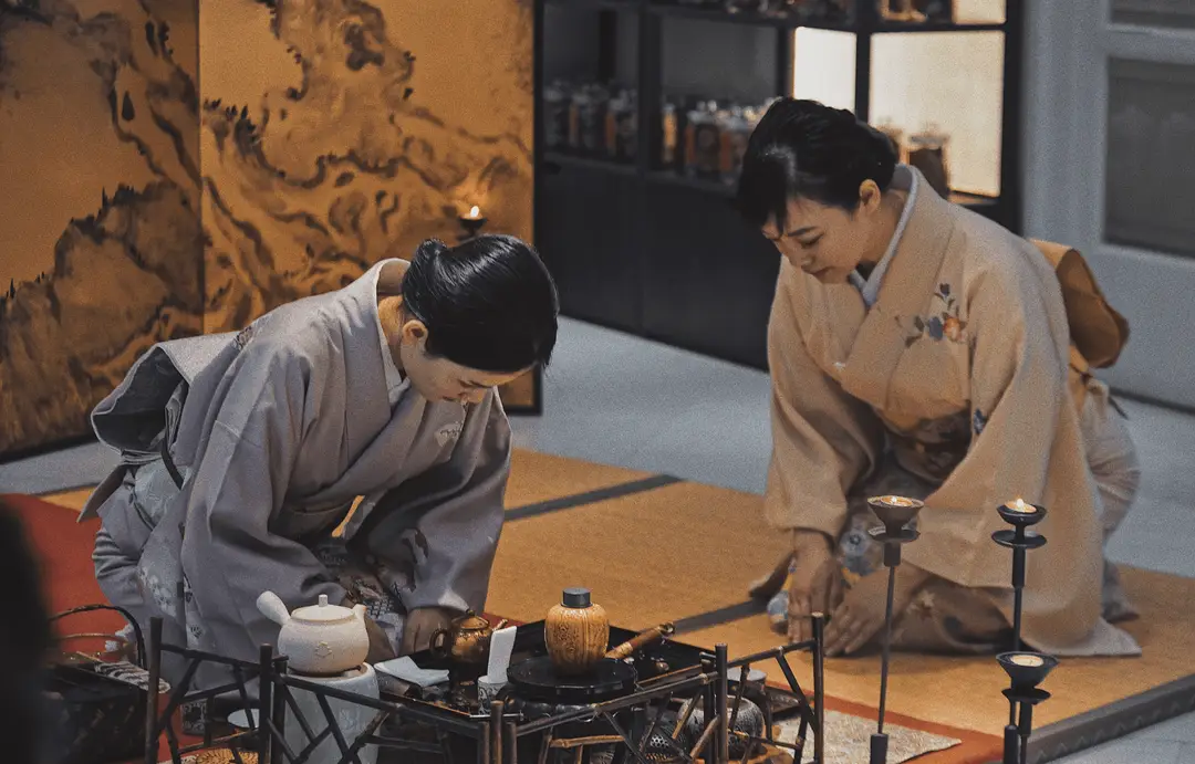 Route du thé au Japon – Deux femmes en kimono traditionnel agenouillées lors d'une cérémonie du thé à Uji.