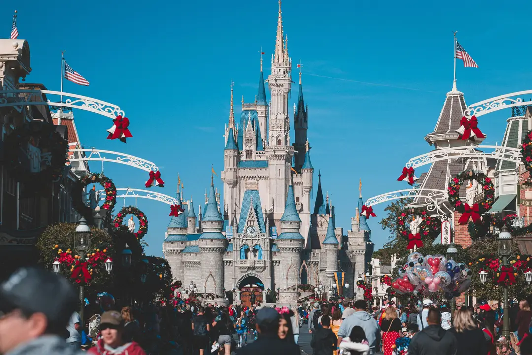 Voyage en Asie – décorations de Noël et illuminations hivernales au parc Tokyo Disney Resort au Japon