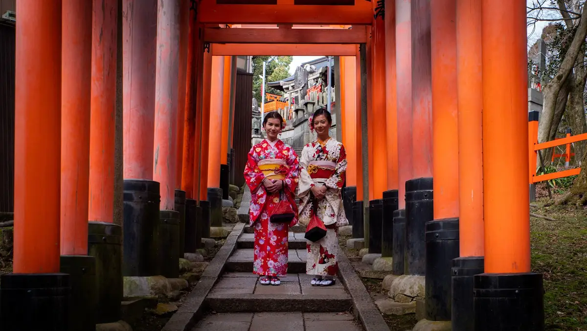 Une Geiko et une Maiko en kimonos traditionnels marchant dans le quartier de Gion à Kyoto, Japon