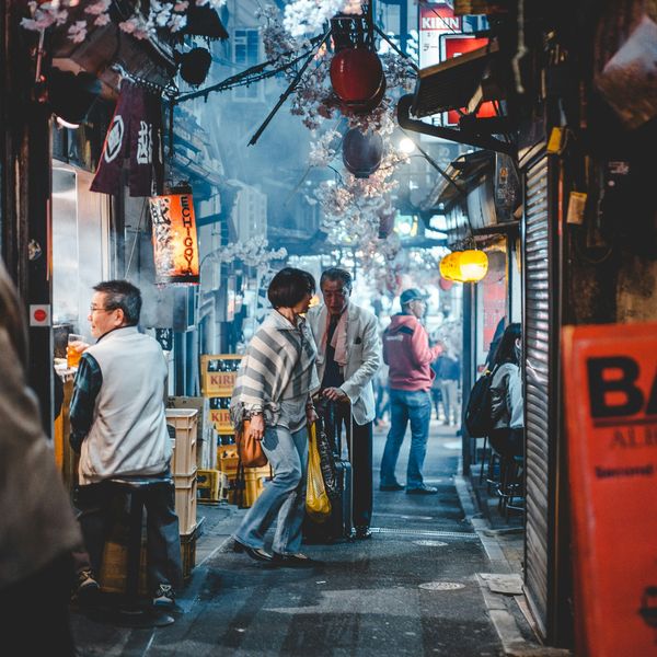 Voyage au Japon - Rue avec des lanternes à Tokyo