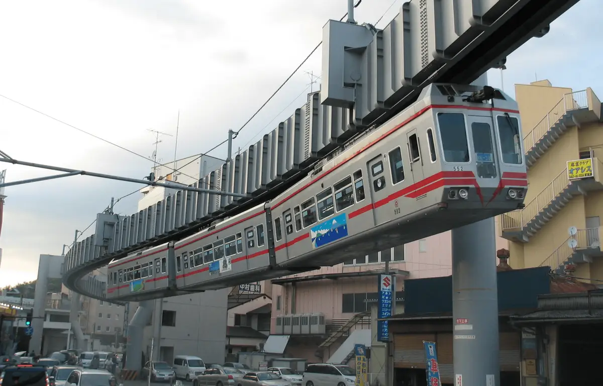 Le Shonan Monorail, train suspendu unique reliant Tokyo à l'île d'Enoshima, une expérience de mobilité douce et insolite incluse dans l'itinéraire "Le Japon en train" de Shanti Travel.