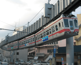 Le Shonan Monorail, train suspendu unique reliant Tokyo à l'île d'Enoshima, une expérience de mobilité douce et insolite incluse dans l'itinéraire "Le Japon en train" de Shanti Travel.