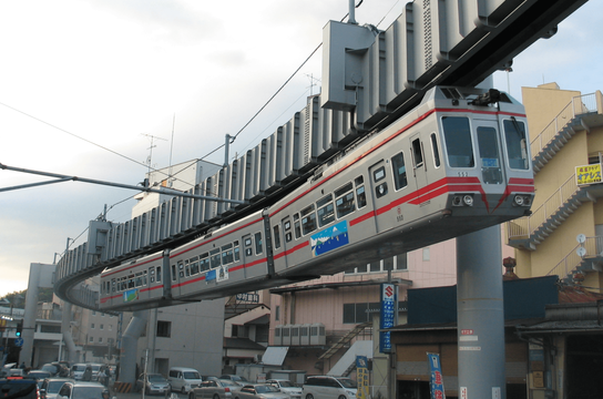 Le Shonan Monorail, train suspendu unique reliant Tokyo à l'île d'Enoshima, une expérience de mobilité douce et insolite incluse dans l'itinéraire "Le Japon en train" de Shanti Travel.