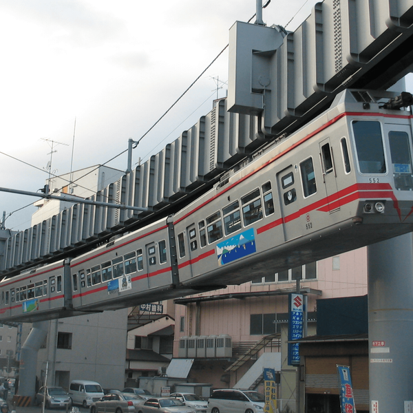 Le Shonan Monorail, train suspendu unique reliant Tokyo à l'île d'Enoshima, une expérience de mobilité douce et insolite incluse dans l'itinéraire "Le Japon en train" de Shanti Travel.